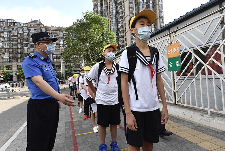 “六一”开学日 劲松行政执法队助力学生返校复课！